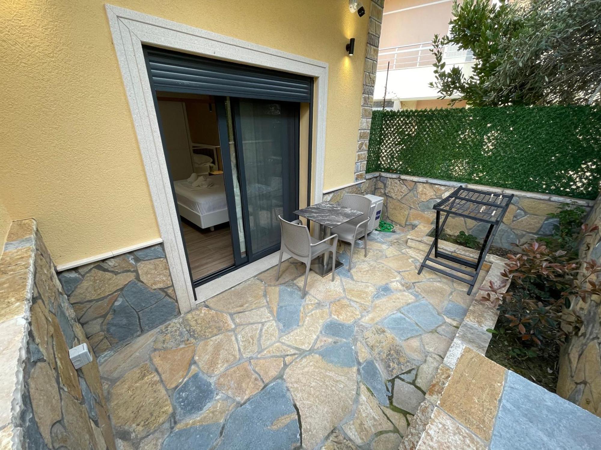 Arial Penthouse Suites Vlore Room photo